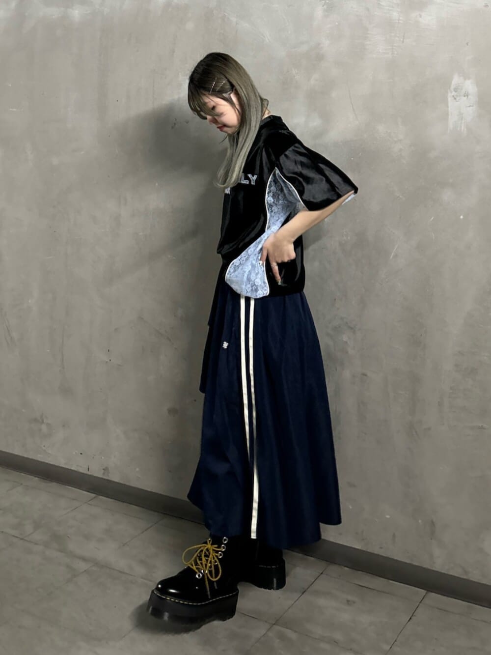 ブラック系のその他シューズ、ブルー系のスカート、ブラック系のTシャツ/カットソーを着用したレディースの春コーディネートの4枚目の写真