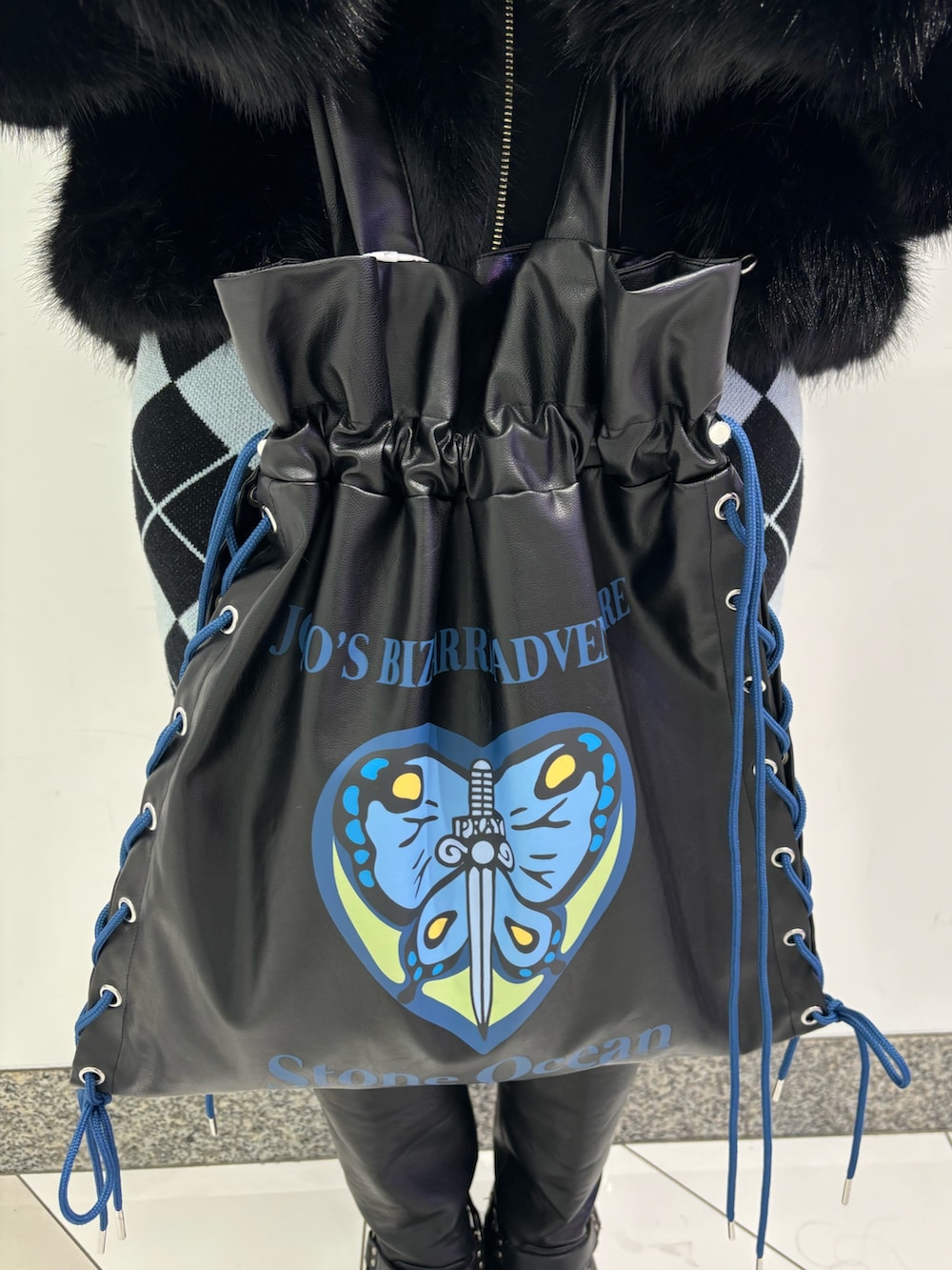 ブラック系のワンピース、ブラック系のトートバッグ、ブラック系のその他アウターを着用したレディースの秋コーディネートの8枚目の写真