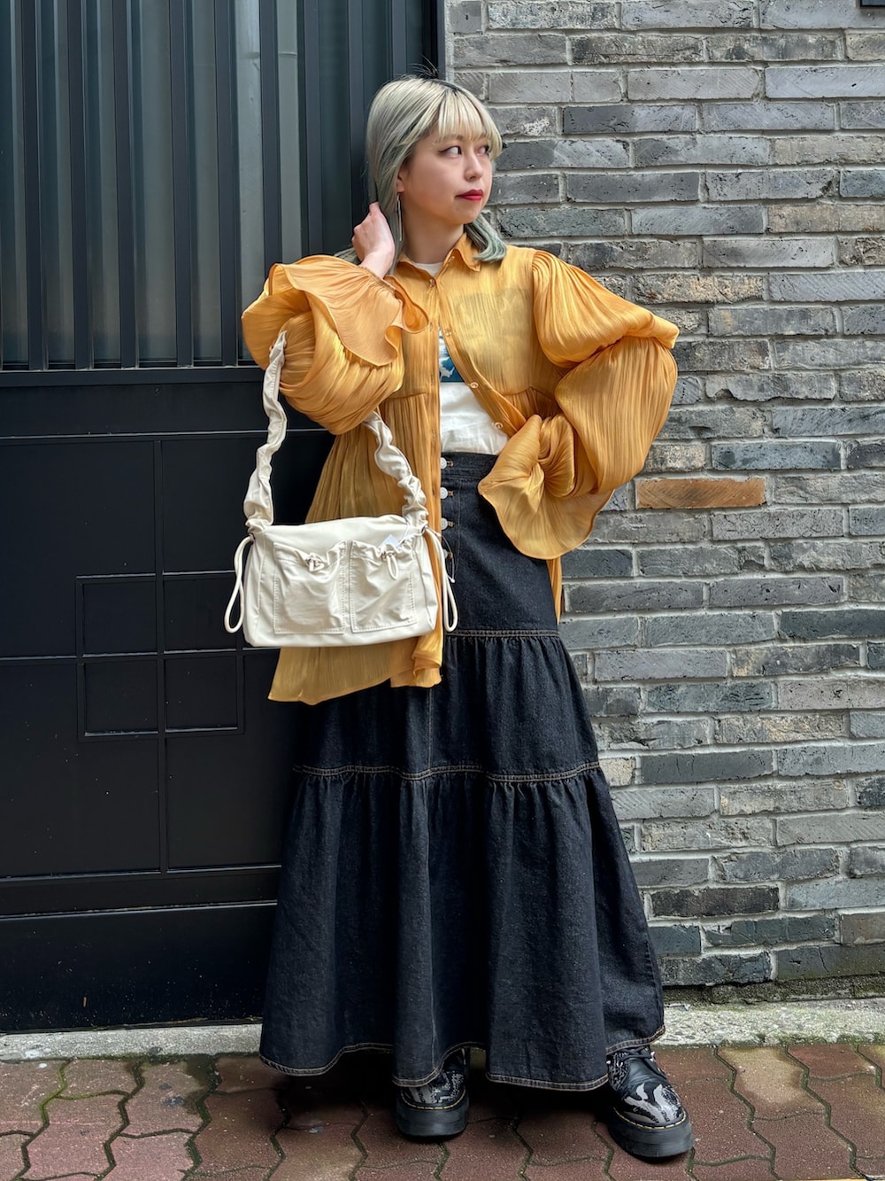 オレンジ系のシャツ/ブラウス、ホワイト系のTシャツ/カットソー、ホワイト系のショルダーバッグを着用したレディースの春コーディネートの5枚目の写真