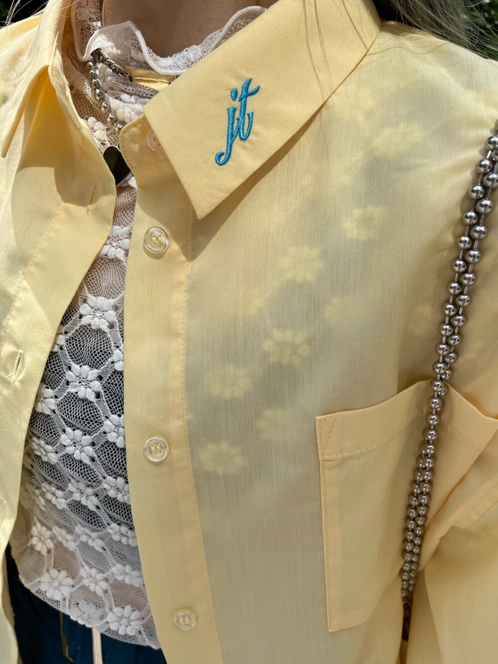 ブルー系のその他パンツ、ホワイト系のハンドバッグ、ホワイト系のTシャツ/カットソーを着用したレディースの夏コーディネートの5枚目の写真