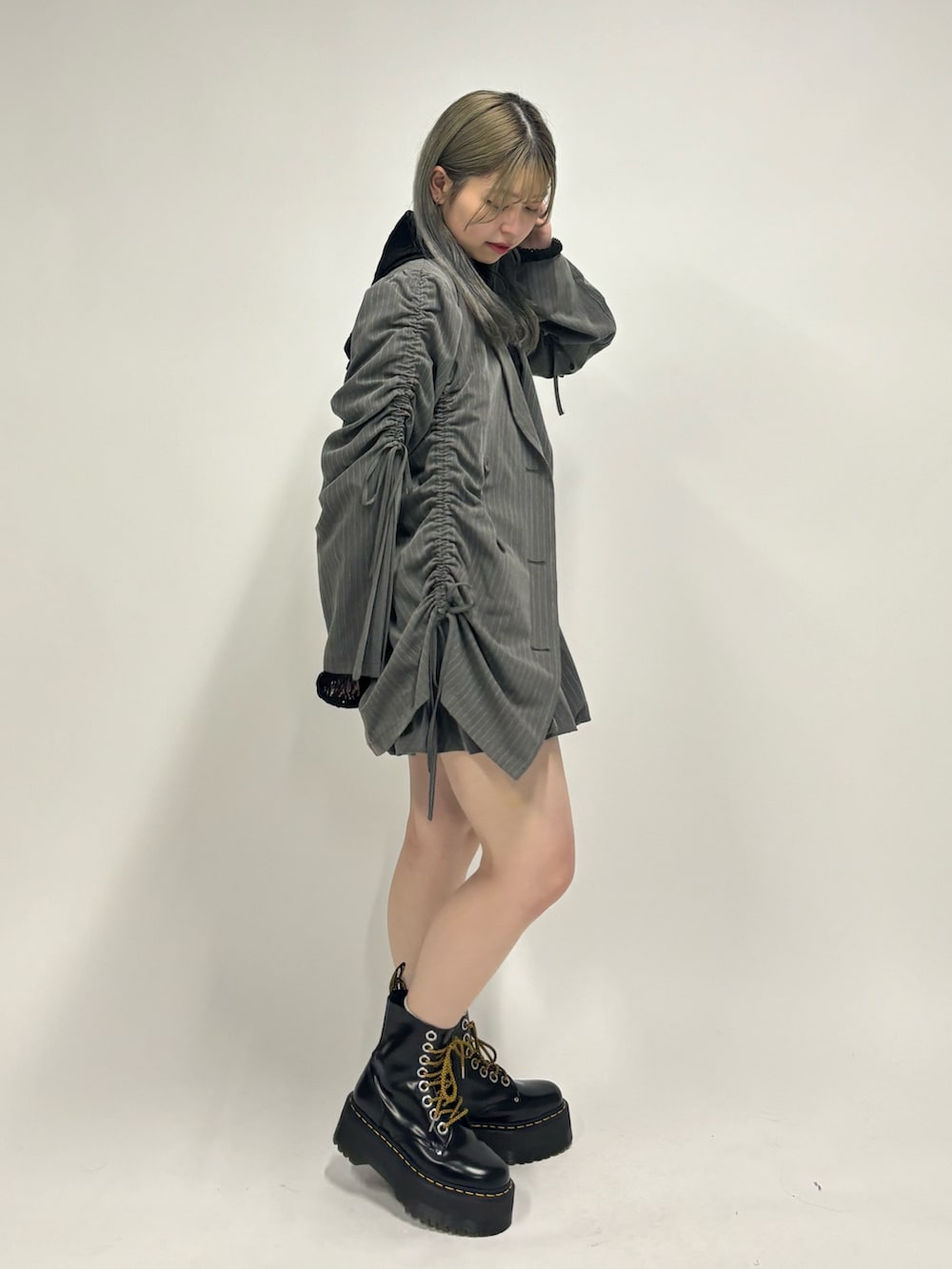 グレー系のスカート、ブラック系のその他シューズ、ブラック系のTシャツ/カットソーを着用したレディースの夏コーディネートの4枚目の写真