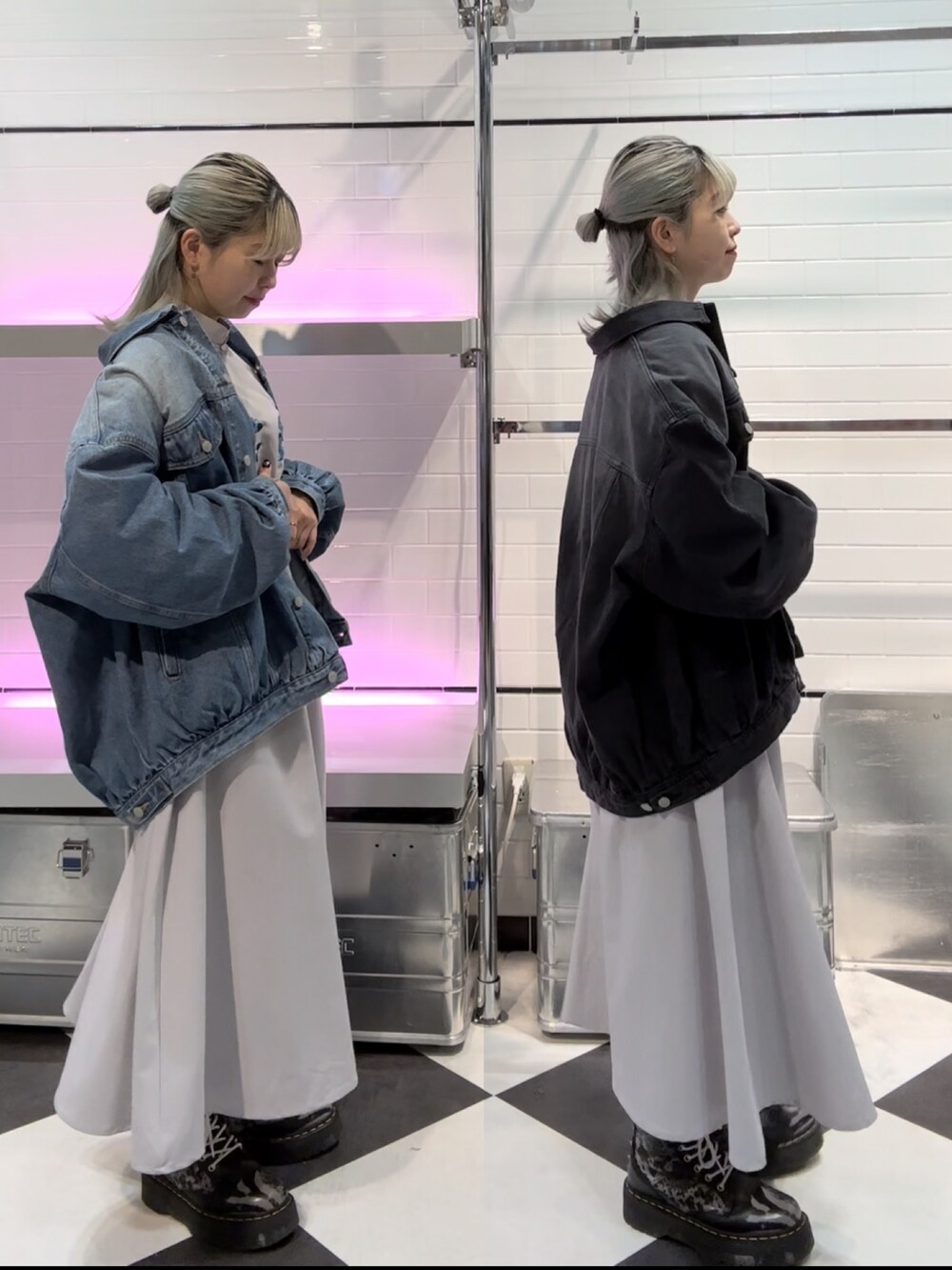 グレー系のワンピース、ブルー系のデニムジャケット、ブラック系のデニムジャケットを着用したレディースの冬コーディネートの2枚目の写真