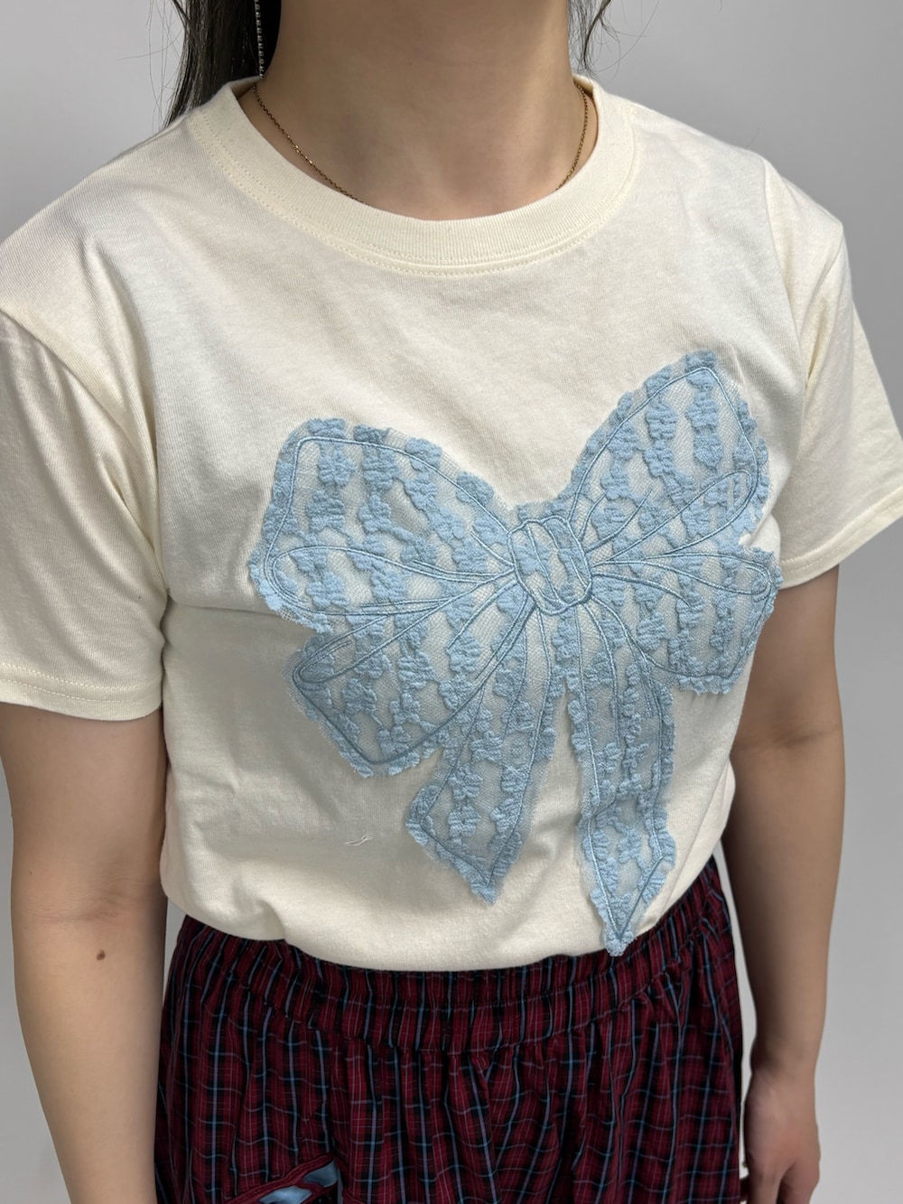 レッド系のスカート、ホワイト系のTシャツ/カットソー、ブラック系のその他シューズを着用したレディースの春コーディネートの6枚目の写真