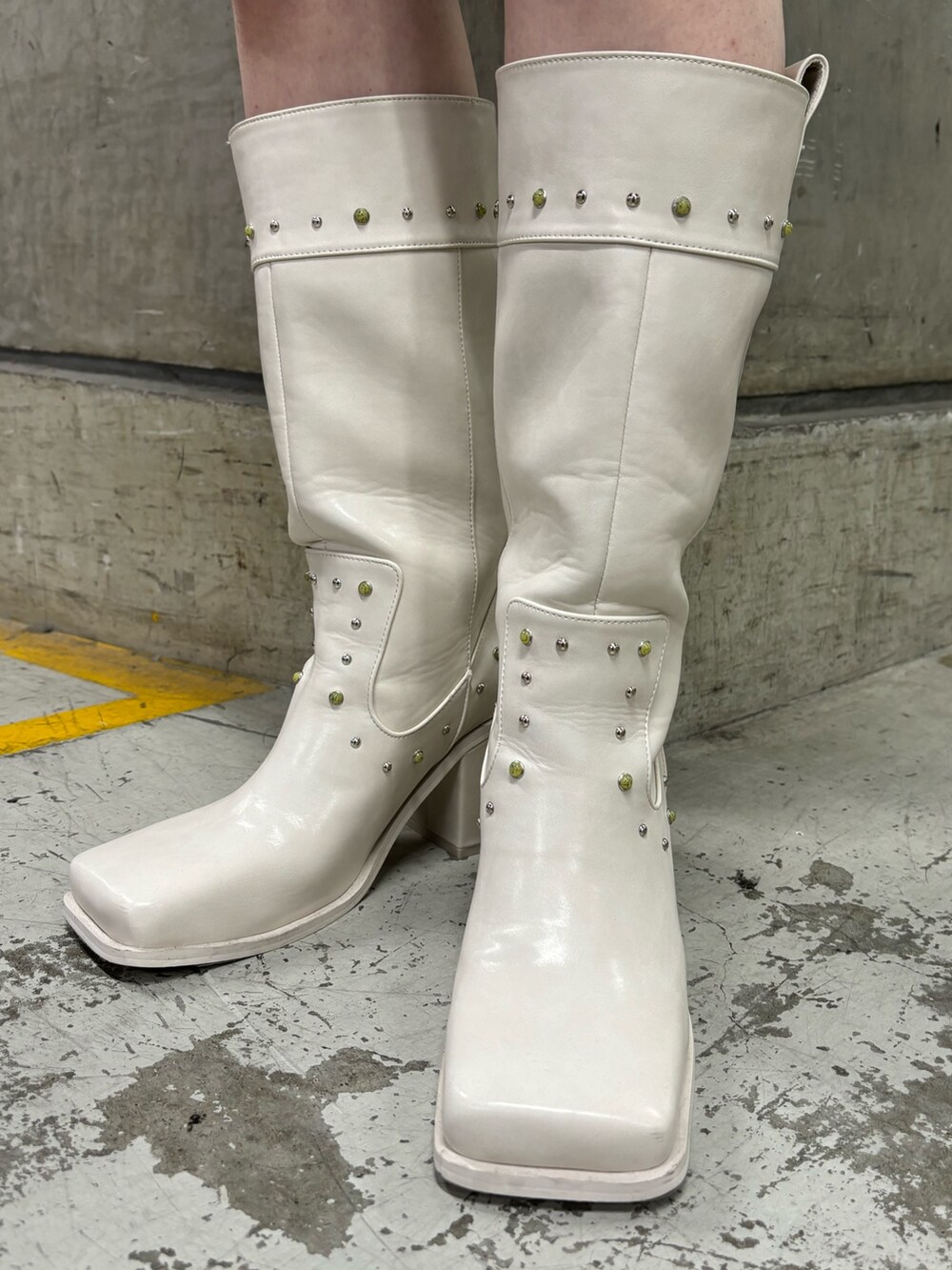 ブルー系のスカート、ホワイト系のシャツ/ブラウス、ホワイト系のブーツを着用したレディースの春コーディネートの9枚目の写真