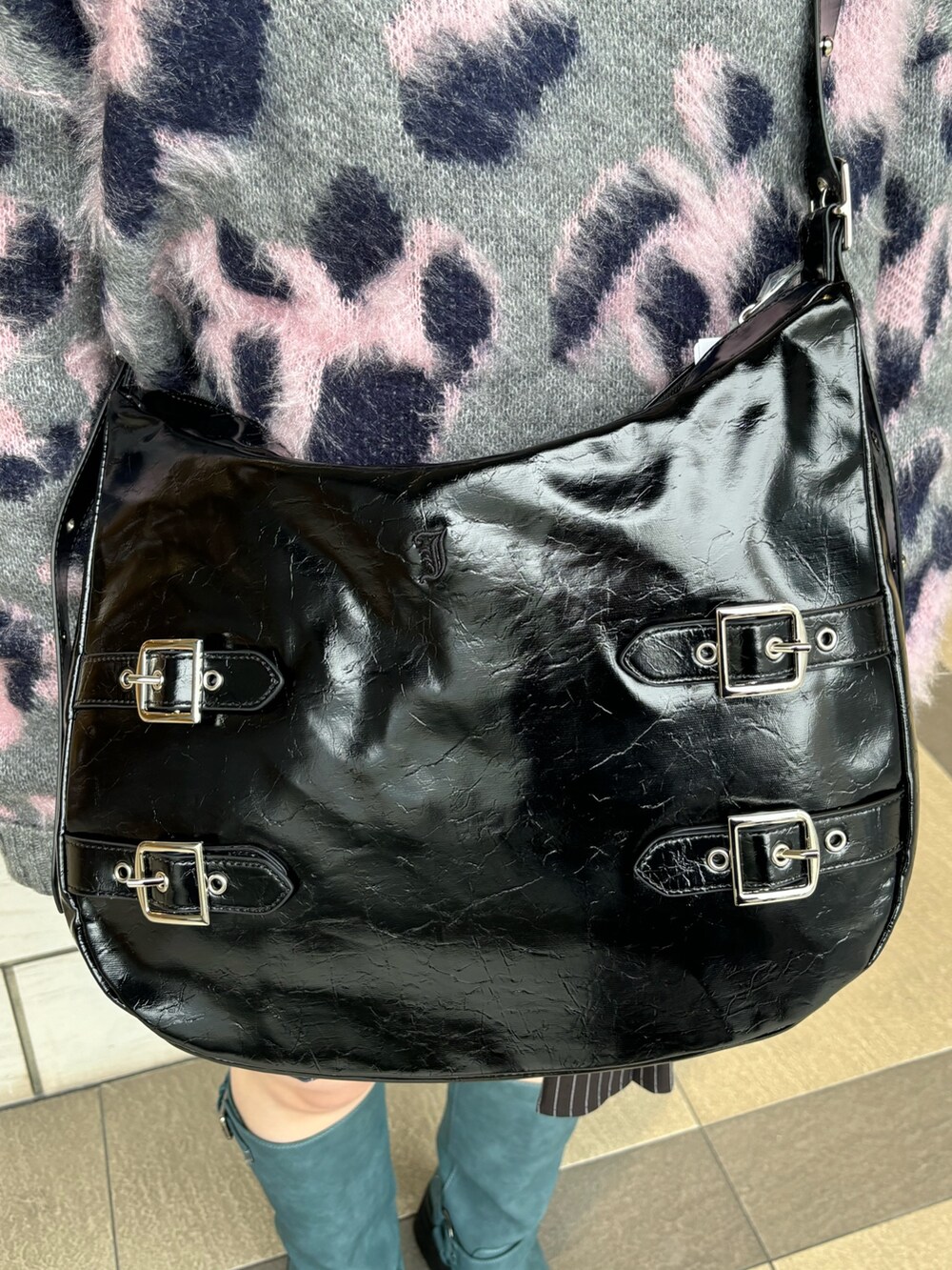 ブルー系のブーツ、ブルー系のスカート、グレー系のニット/セーターを着用したレディースの秋コーディネートの6枚目の写真