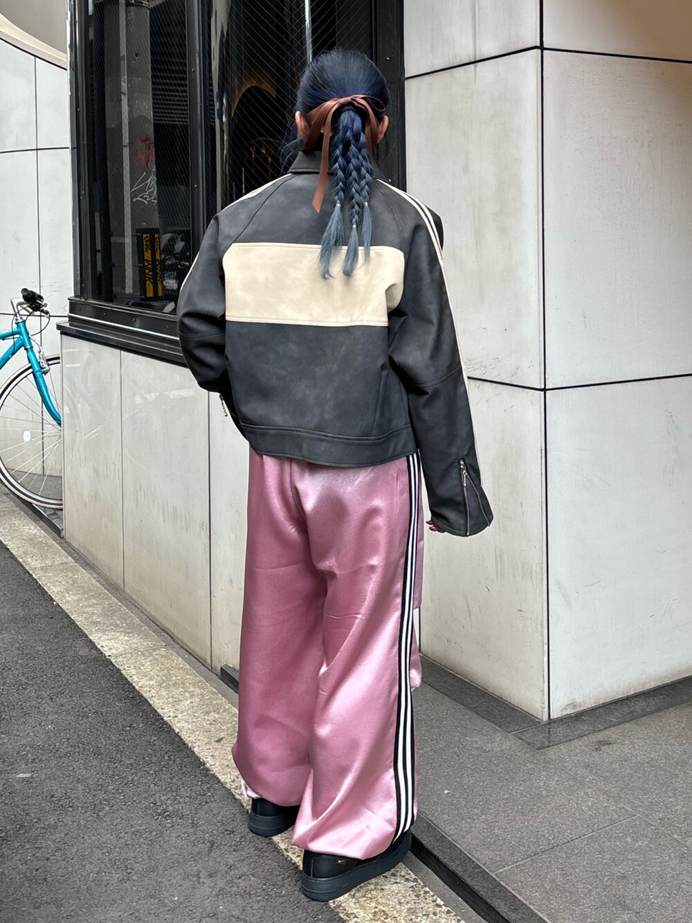 ピンク系のその他パンツ、ホワイト系のシャツ/ブラウス、ブラック系のブルゾンを着用したレディースの冬コーディネートの3枚目の写真