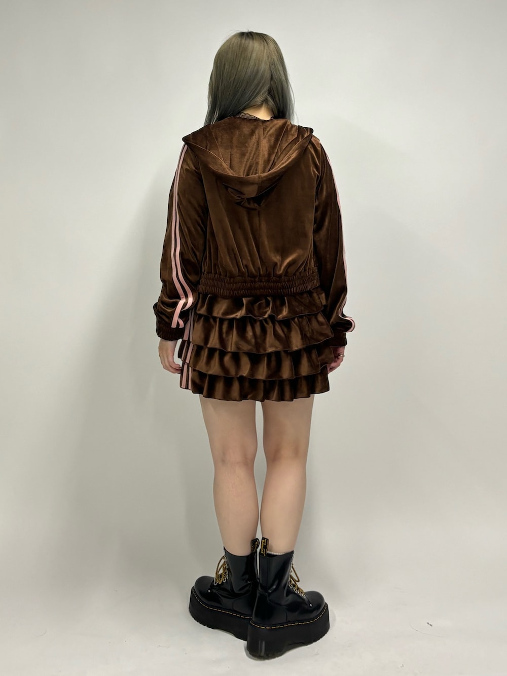 ブラウン系のスカート、ブラウン系のパーカー、ホワイト系のTシャツ/カットソーを着用したレディースの夏コーディネートの3枚目の写真