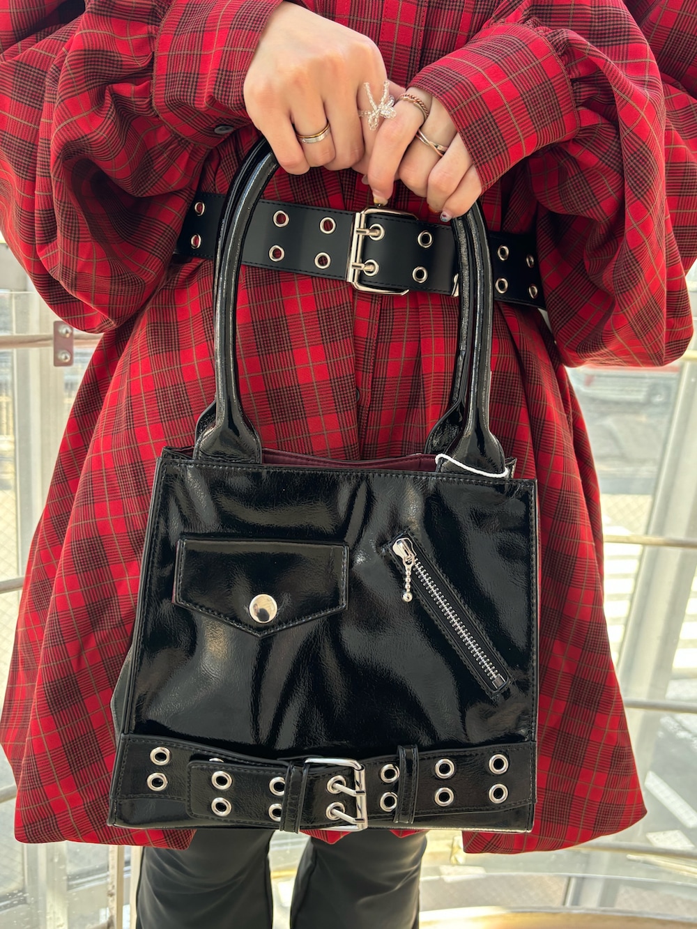 レッド系のワンピース、ブラック系のハンドバッグ、ブラック系のその他パンツを着用したレディースの秋コーディネートの9枚目の写真