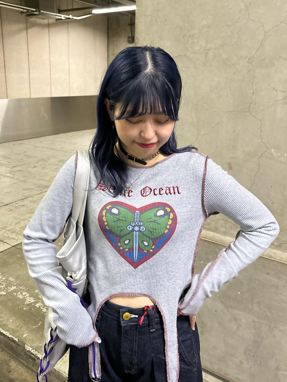 ブルー系のデニムパンツ、ブラック系のドレスシューズ、ブルー系のTシャツ/カットソーを着用したレディースの秋コーディネートの4枚目の写真