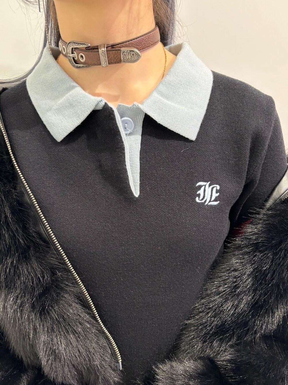 ブラック系のワンピース、ブラック系のトートバッグ、ブラック系のその他アウターを着用したレディースの秋コーディネートの5枚目の写真