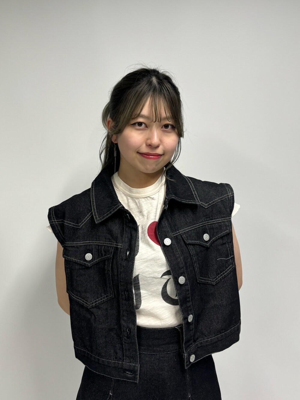 ブラック系のワンピース、ホワイト系のTシャツ/カットソー、ブラック系のその他シューズを着用したレディースの春コーディネートの5枚目の写真