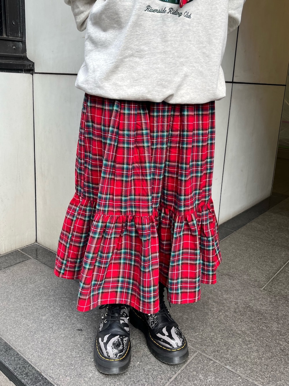 グレー系のスウェット、レッド系のワンピースを着用したレディースの秋コーディネートの6枚目の写真