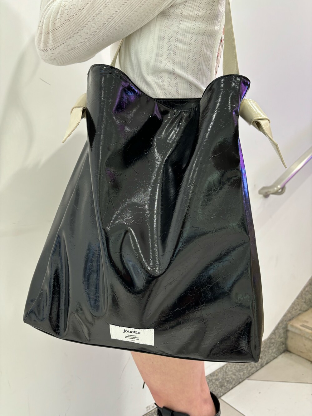 グリーン系のその他パンツ、ホワイト系のTシャツ/カットソー、ブラック系のトートバッグを着用したレディースの春コーディネートの8枚目の写真