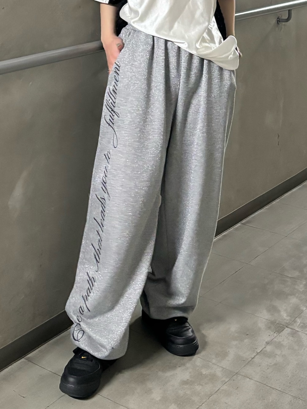 グレー系のスウェットパンツ、ホワイト系のTシャツ/カットソー、シルバー系のネックレスを着用したレディースの春コーディネートの8枚目の写真