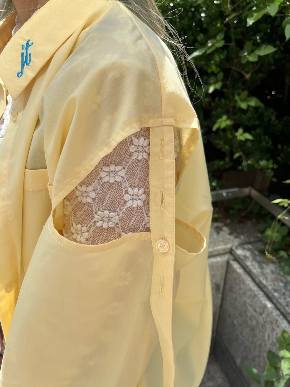 ブルー系のその他パンツ、ホワイト系のハンドバッグ、ホワイト系のTシャツ/カットソーを着用したレディースの夏コーディネートの7枚目の写真