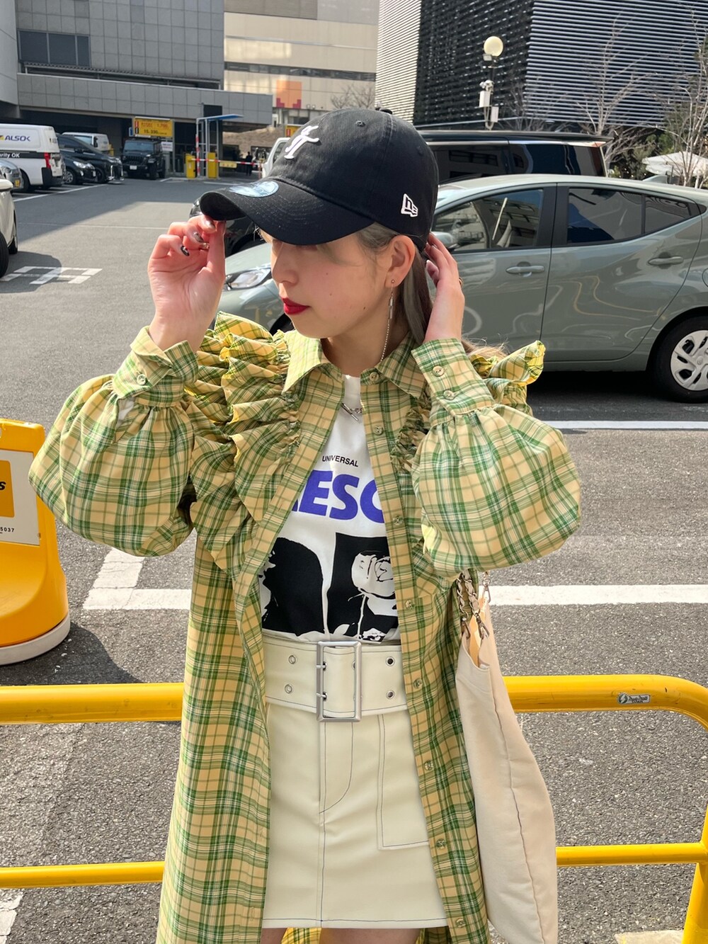 ホワイト系のその他パンツ、イエロー系のワンピース、ホワイト系のTシャツ/カットソーを着用したレディースの春コーディネートの3枚目の写真