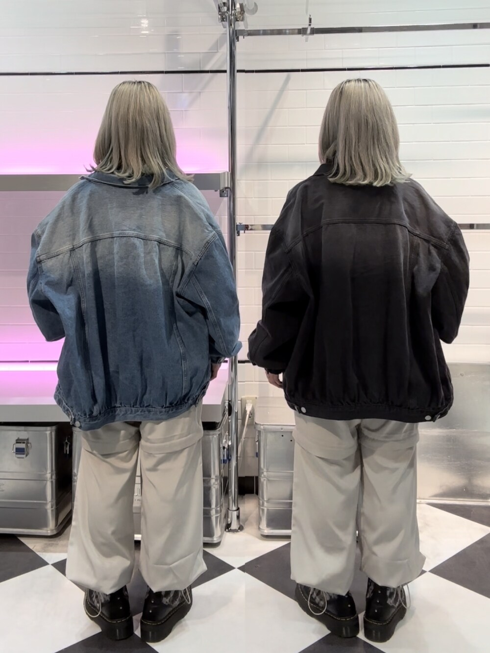 ブラック系のスウェット、ホワイト系のその他パンツ、ブルー系のデニムジャケットを着用したレディースの冬コーディネートの3枚目の写真