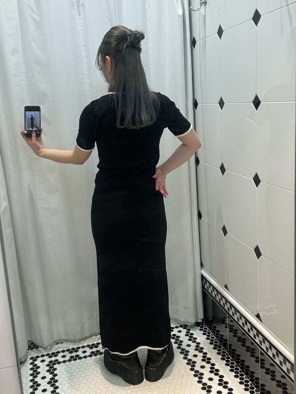 ブラック系のワンピース、ブラック系のその他シューズを着用したレディースの夏コーディネートの3枚目の写真