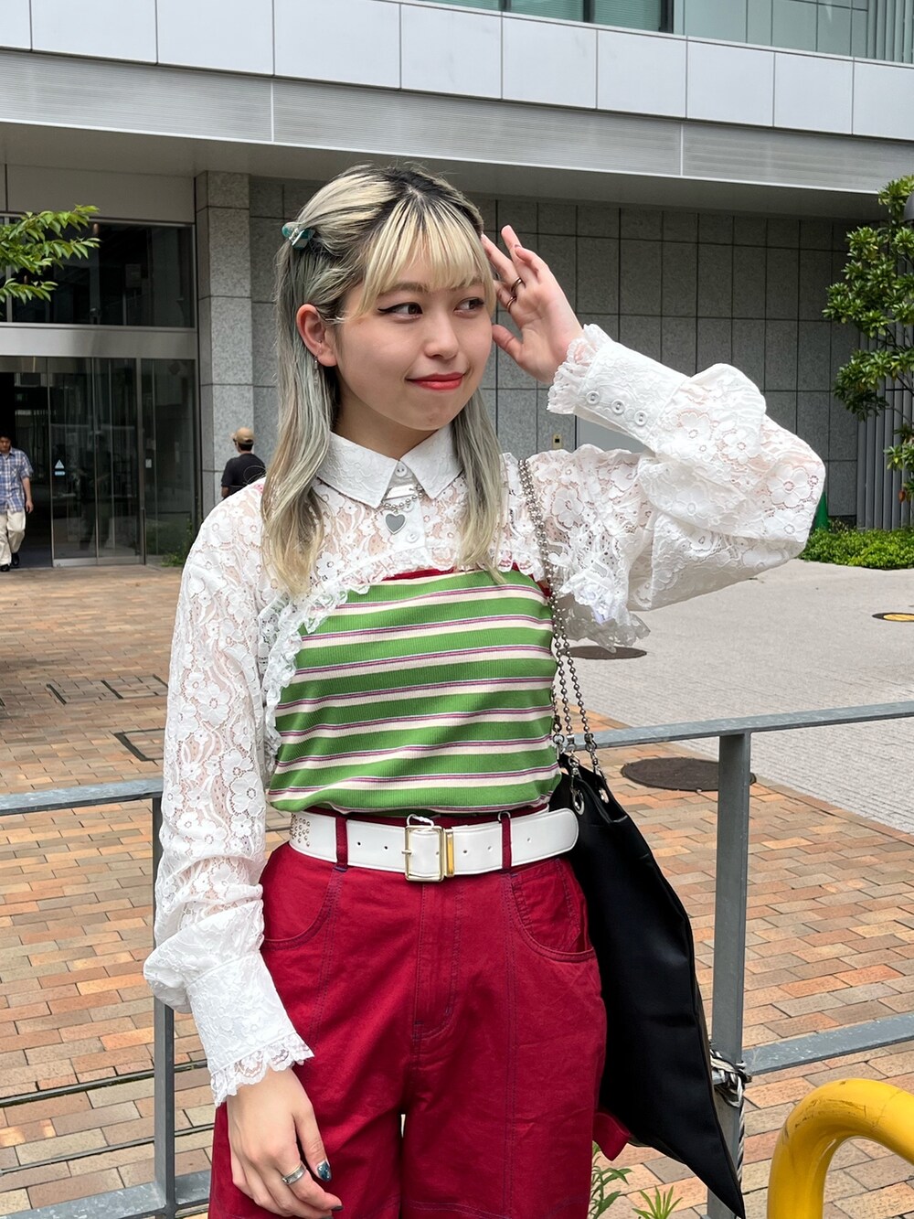 レッド系のその他パンツ、ホワイト系のシャツ/ブラウス、グリーン系のキャミソールを着用したレディースの夏コーディネートの3枚目の写真