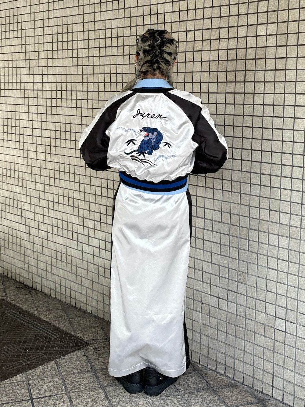 ホワイト系のスカート、ブルー系のシャツ/ブラウス、ブラック系のニット/セーターを着用したレディースの春コーディネートの3枚目の写真