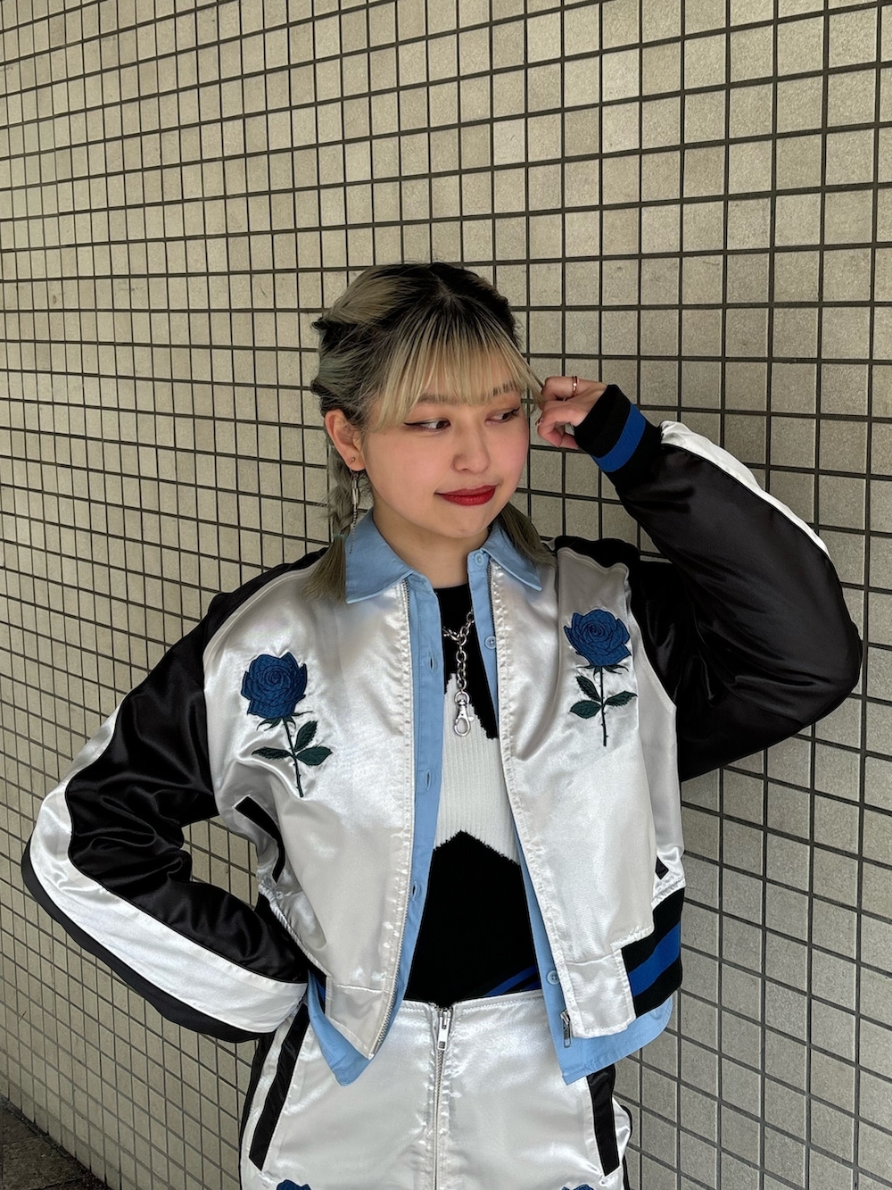 ホワイト系のスカート、ブルー系のシャツ/ブラウス、ブラック系のニット/セーターを着用したレディースの春コーディネートの6枚目の写真