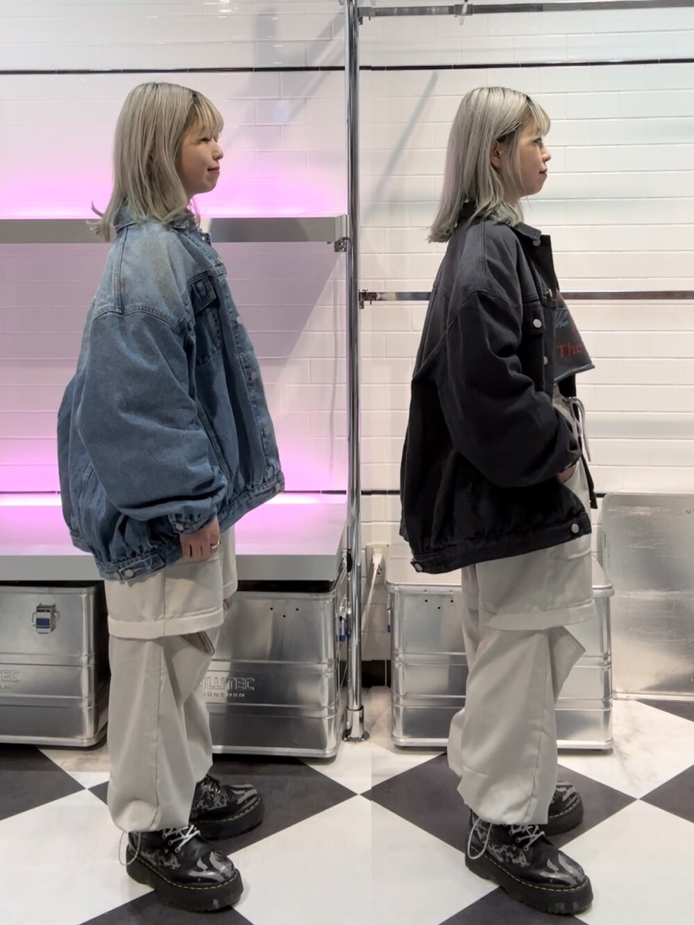 ブラック系のスウェット、ホワイト系のその他パンツ、ブルー系のデニムジャケットを着用したレディースの冬コーディネートの2枚目の写真