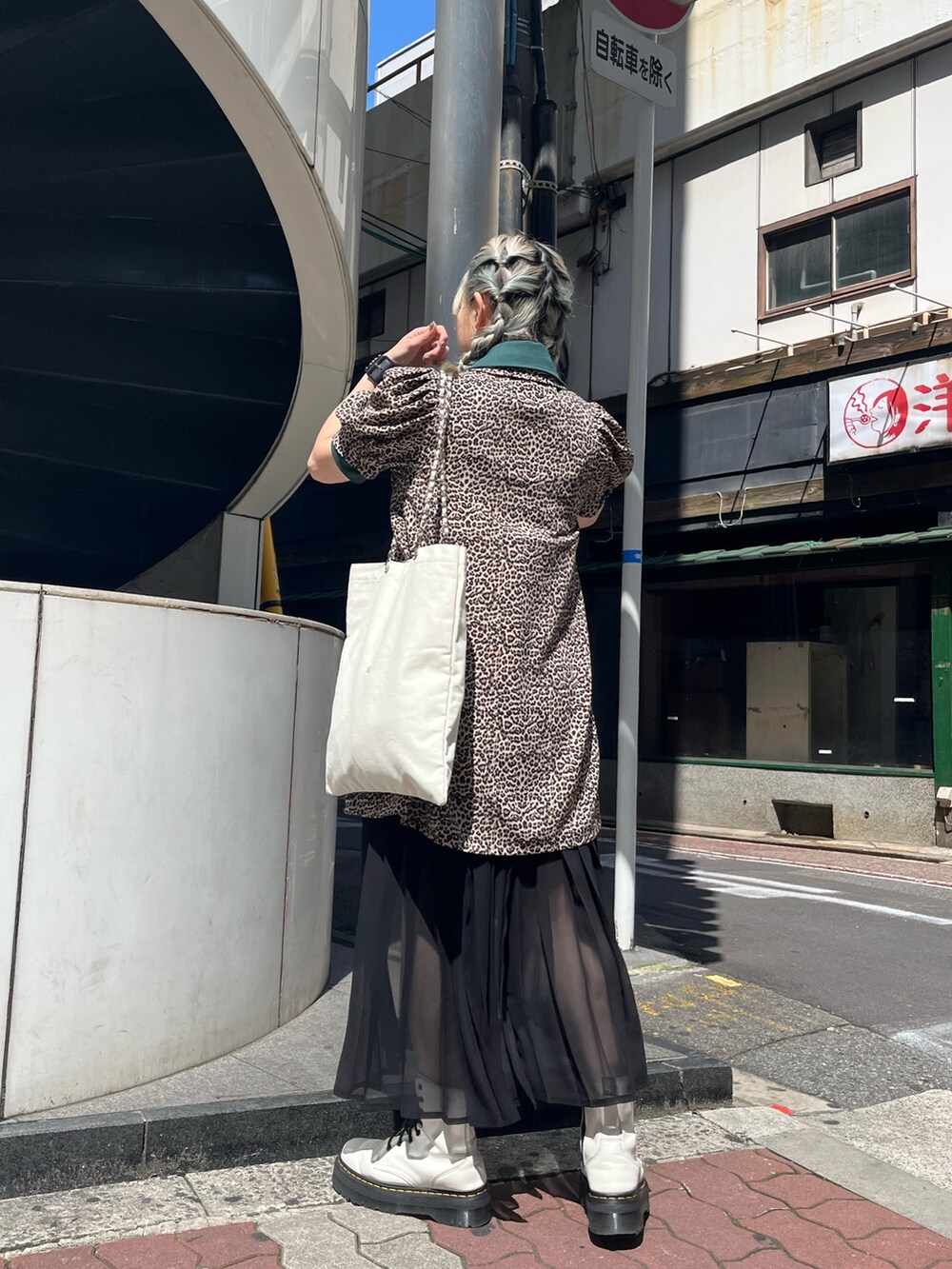 ホワイト系のトートバッグ、グリーン系のTシャツ/カットソー、ブラック系のデニムパンツを着用したレディースの春コーディネートの3枚目の写真