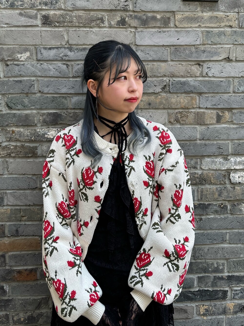 ブラック系のワンピース、ホワイト系のカーディガン/ボレロを着用したレディースの冬コーディネートの5枚目の写真