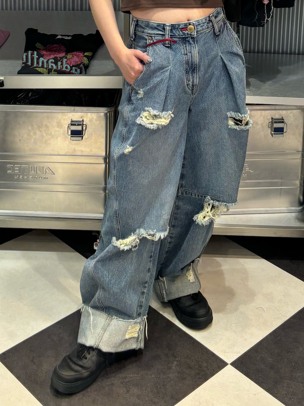 ブルー系のデニムパンツ、ブラウン系のTシャツ/カットソーを着用したレディースの春コーディネートの6枚目の写真