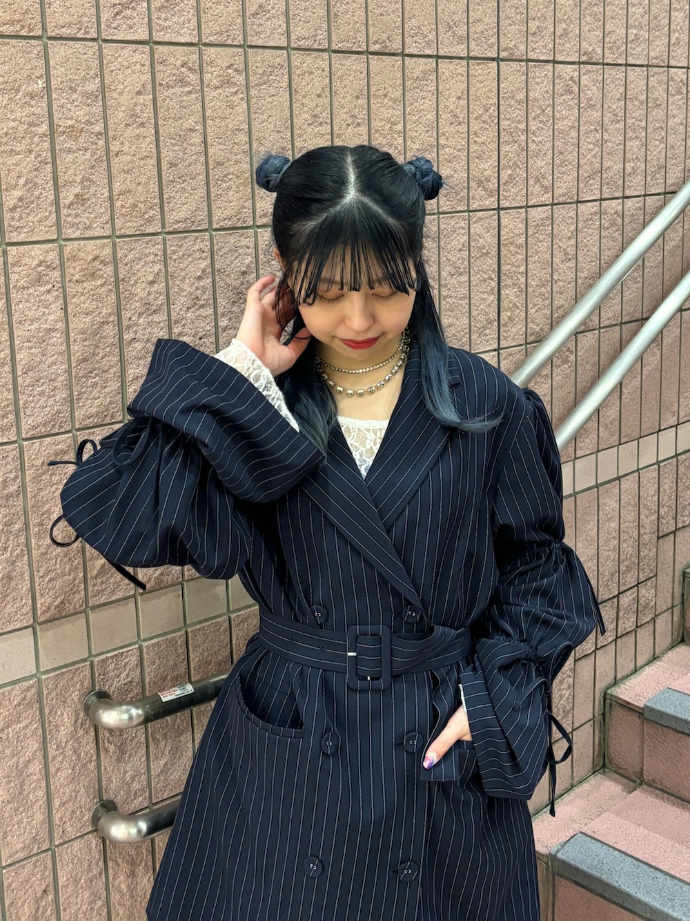 ブルー系のテーラードジャケット、ホワイト系のTシャツ/カットソー、ホワイト系のその他パンツを着用したレディースの冬コーディネートの4枚目の写真