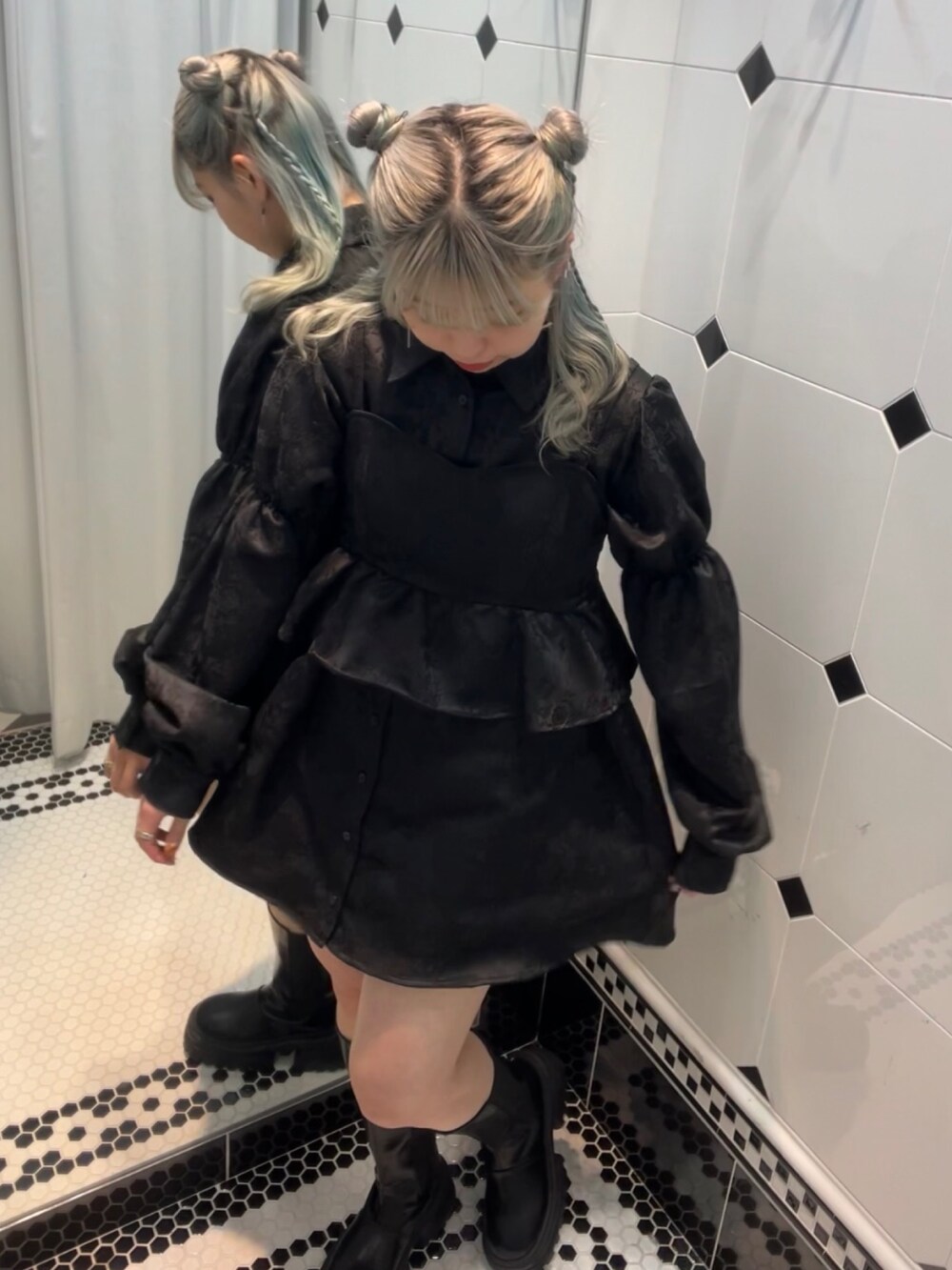 ブルー系のデニムパンツ、ブラック系のブーツ、ブラック系のシャツ/ブラウスを着用したレディースの冬コーディネートの2枚目の写真