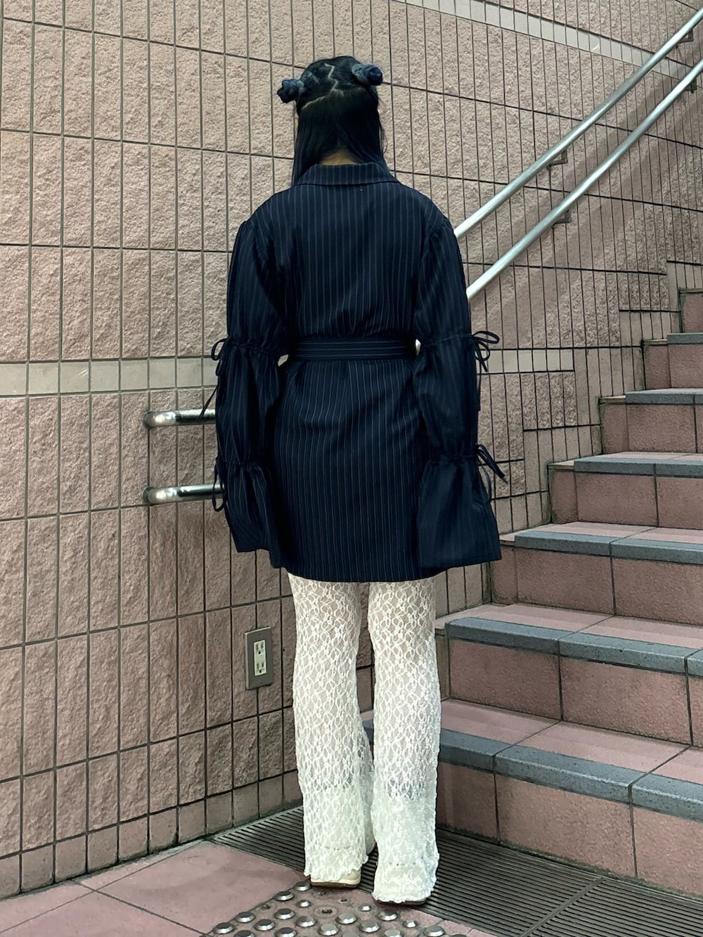 ブルー系のテーラードジャケット、ホワイト系のTシャツ/カットソー、ホワイト系のその他パンツを着用したレディースの冬コーディネートの3枚目の写真