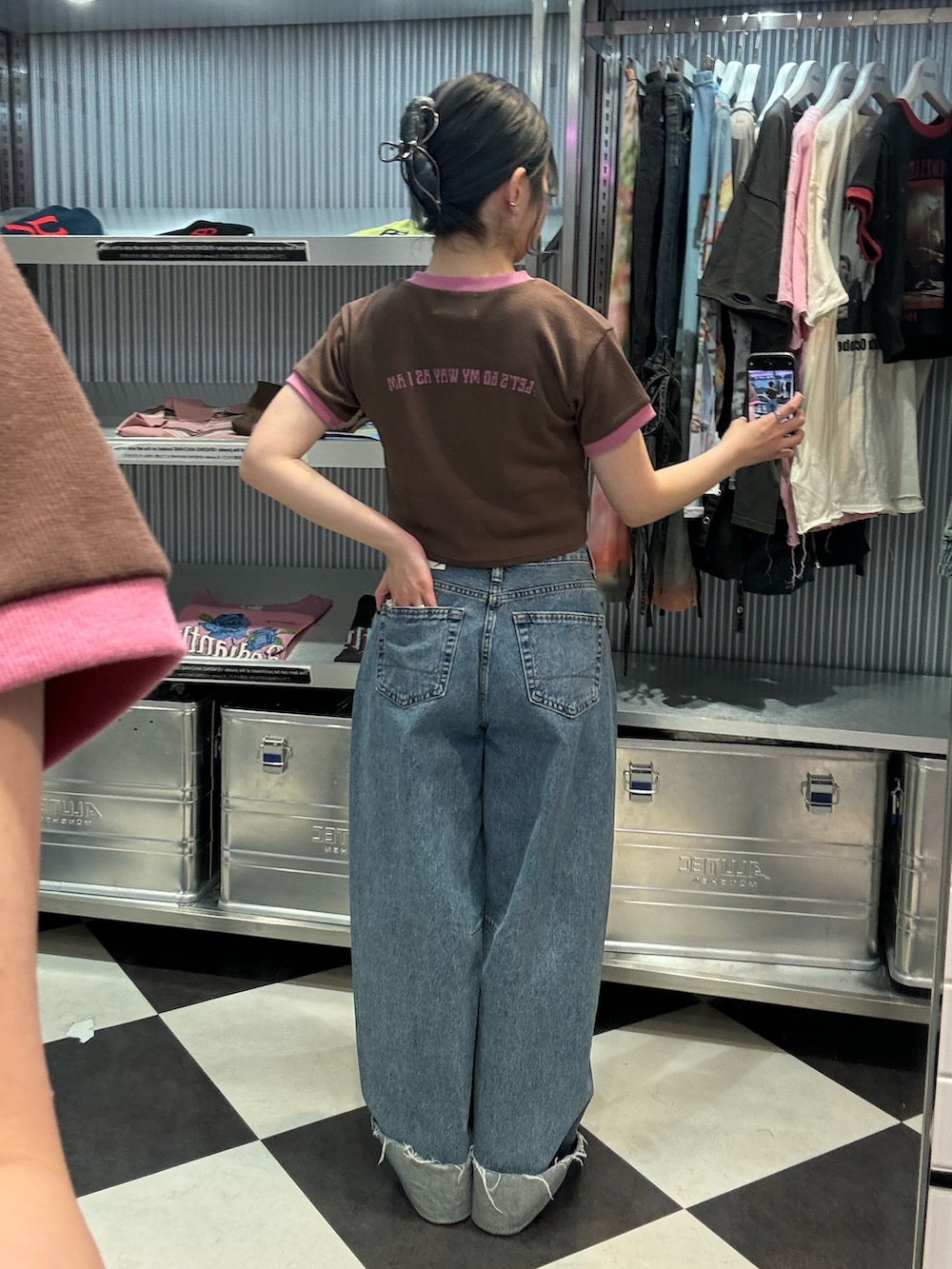 ブルー系のデニムパンツ、ブラウン系のTシャツ/カットソーを着用したレディースの春コーディネートの3枚目の写真
