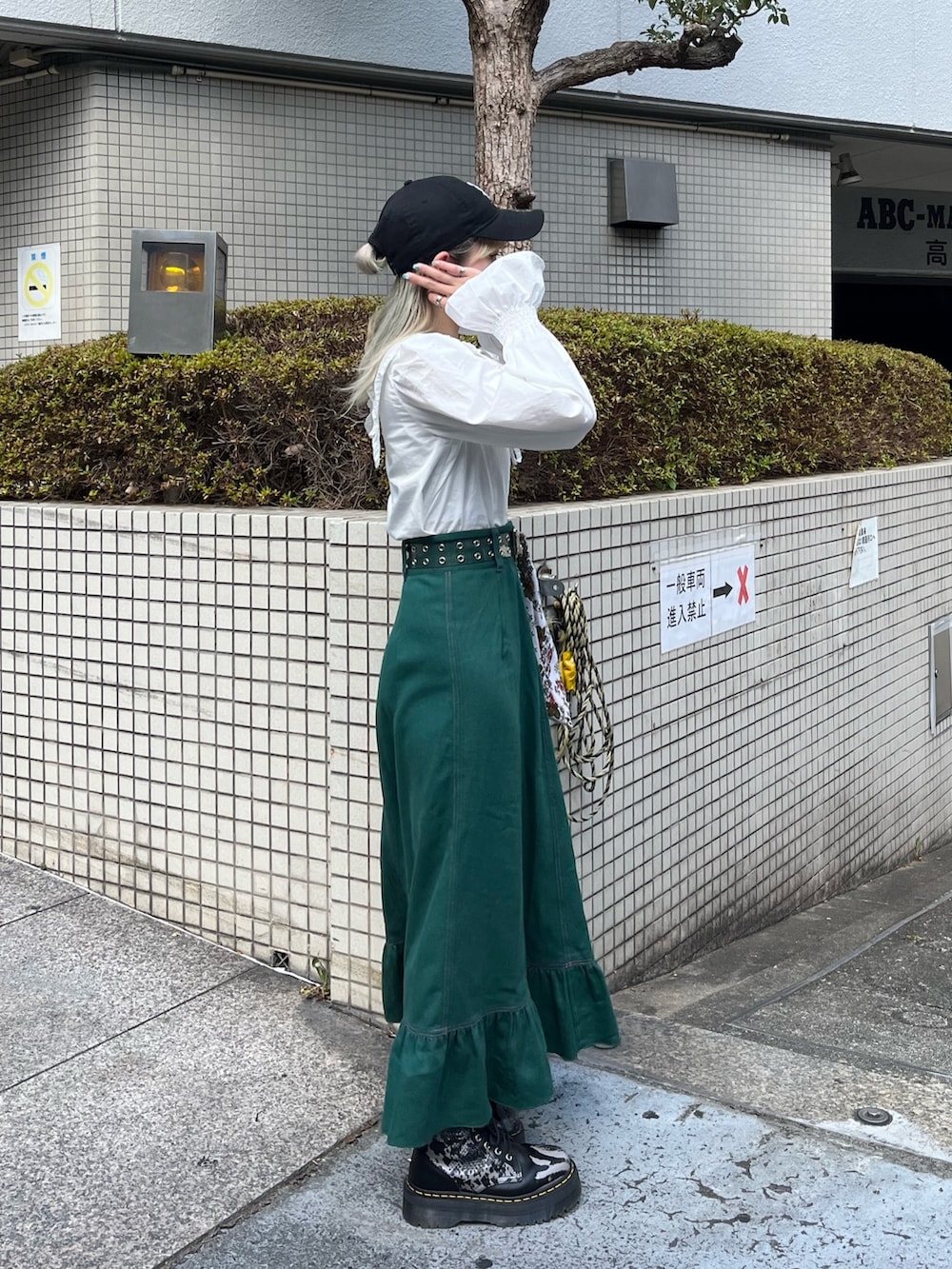 グリーン系のワンピース、その他のハンドバッグ、ホワイト系のシャツ/ブラウスを着用したレディースの夏コーディネートの2枚目の写真