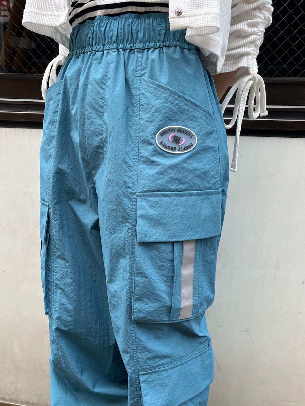 その他のタンクトップ、ホワイト系のTシャツ/カットソー、ブルー系のカーゴパンツを着用したレディースの夏コーディネートの8枚目の写真