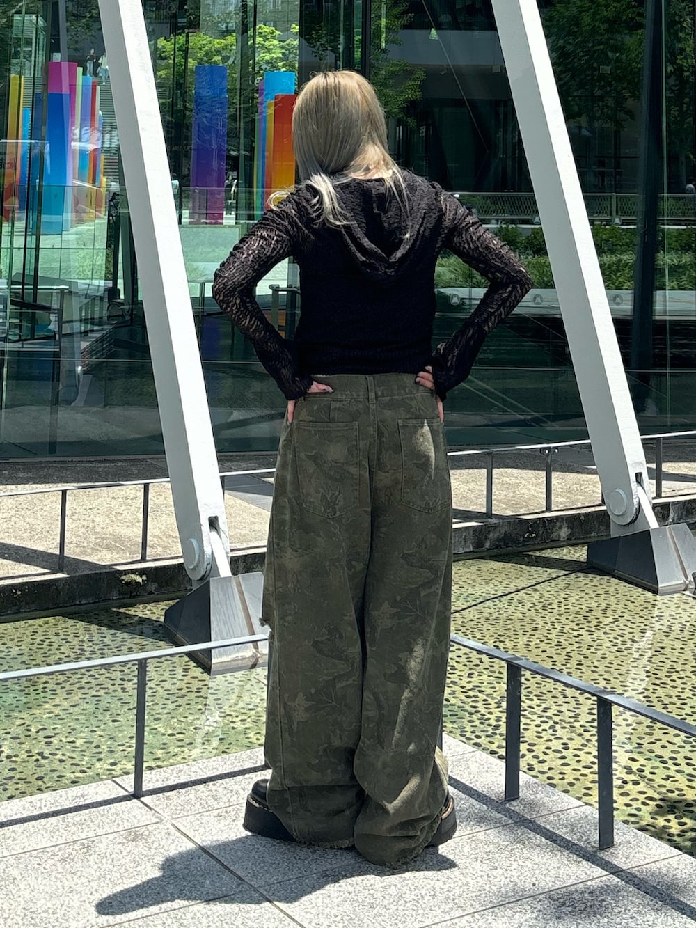 グリーン系のその他パンツ、ブラック系のその他シューズ、ブラック系のタンクトップを着用したレディースの夏コーディネートの3枚目の写真