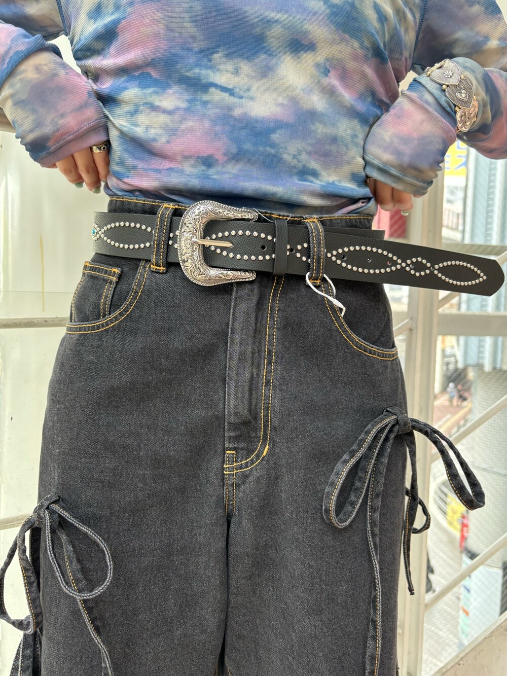 ブラック系のデニムパンツ、ブルー系のTシャツ/カットソー、ブラック系のその他シューズを着用したレディースの春コーディネートの7枚目の写真