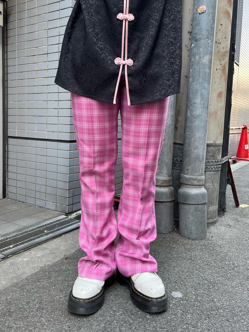 ブラック系のシャツ/ブラウス、ピンク系のその他パンツを着用したレディースの春コーディネートの6枚目の写真