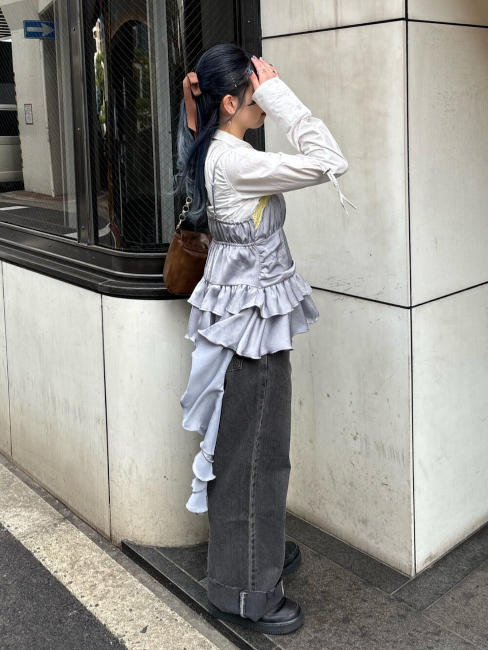 ホワイト系のシャツ/ブラウス、グレー系のキャミソール、ブラウン系のハンドバッグを着用したレディースの春コーディネートの2枚目の写真