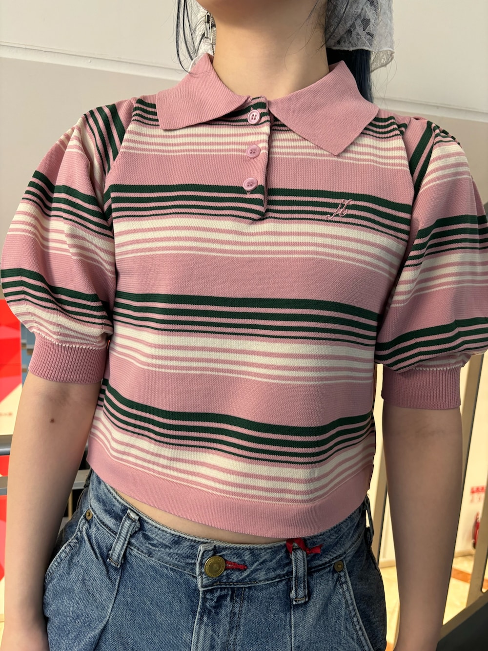 ブラック系のトートバッグ、ブルー系のデニムパンツ、ブルー系のデニムパンツを着用したレディースの春コーディネートの5枚目の写真