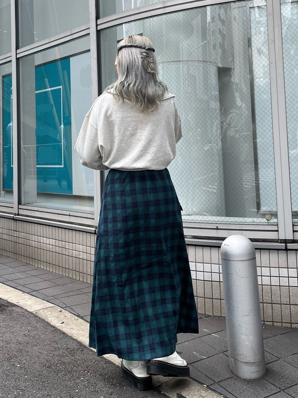 グレー系のスウェット、グリーン系のスカートを着用したレディースの冬コーディネートの4枚目の写真