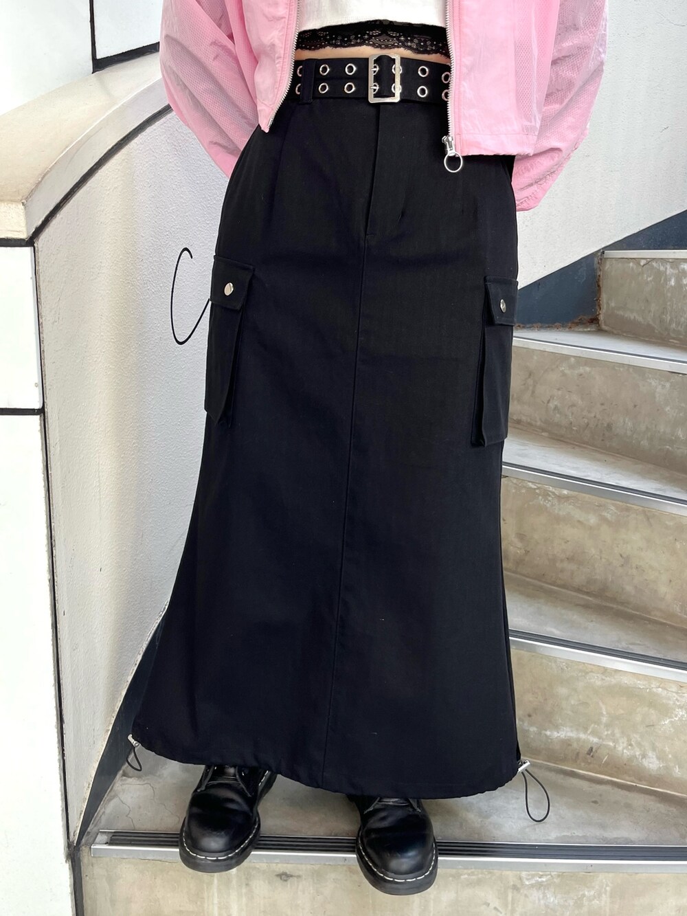 ブラック系のスカート、ピンク系のブルゾン、ホワイト系のTシャツ/カットソーを着用したレディースの春コーディネートの8枚目の写真