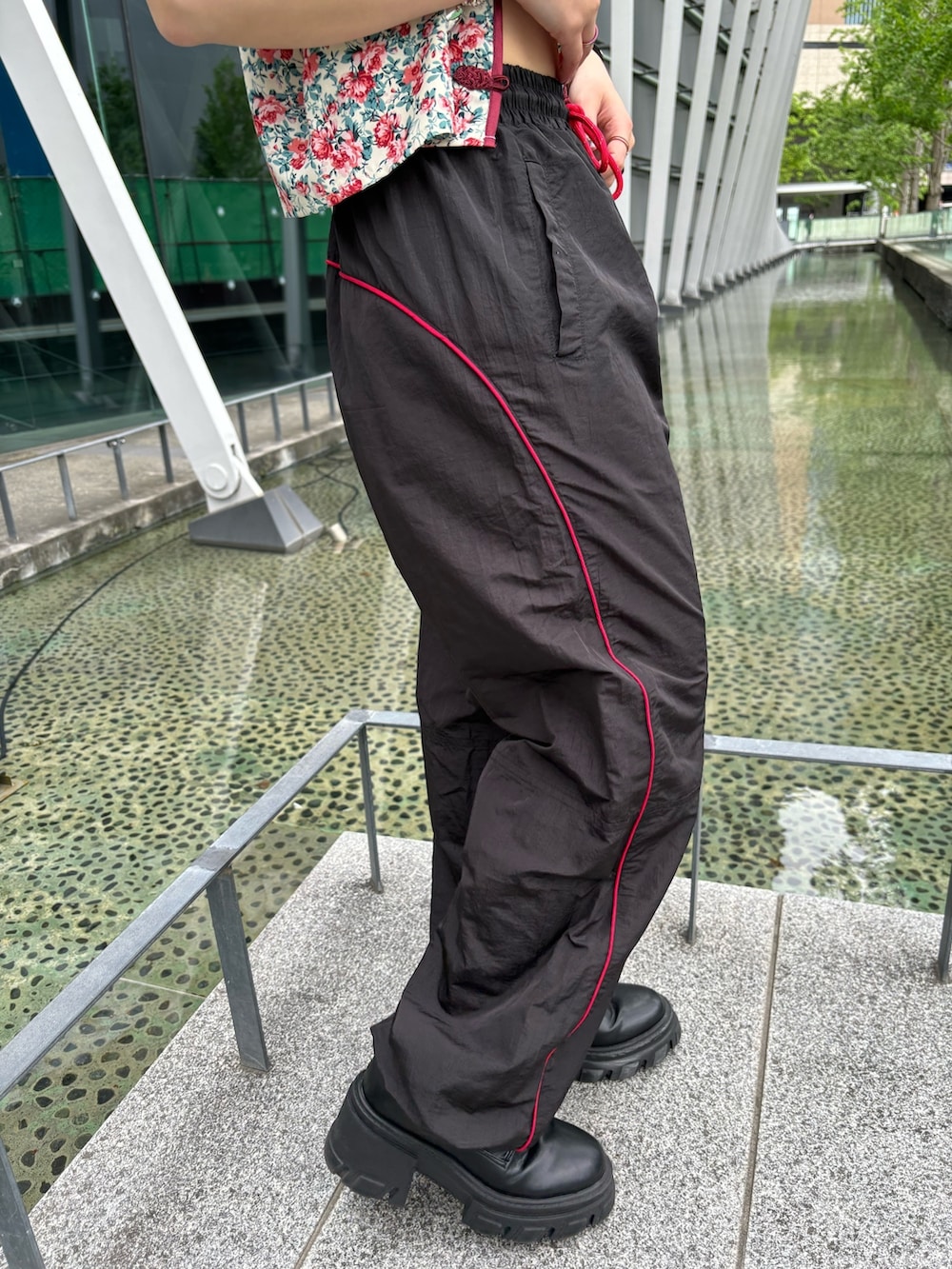 ブラック系のその他パンツ、ホワイト系のシャツ/ブラウス、シルバー系のブレスレットを着用したレディースの春コーディネートの7枚目の写真