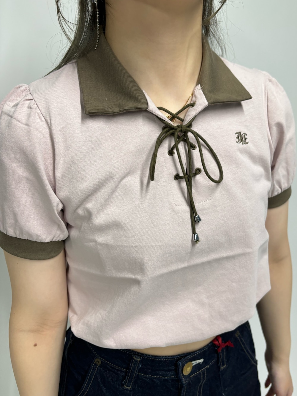 ブルー系のデニムパンツ、ピンク系のポロシャツを着用したレディースの春コーディネートの6枚目の写真