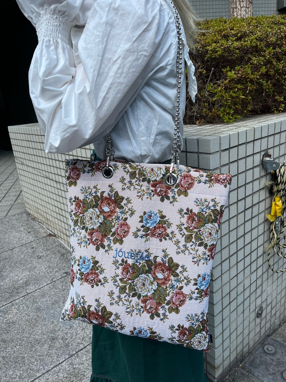グリーン系のワンピース、その他のハンドバッグ、ホワイト系のシャツ/ブラウスを着用したレディースの夏コーディネートの7枚目の写真