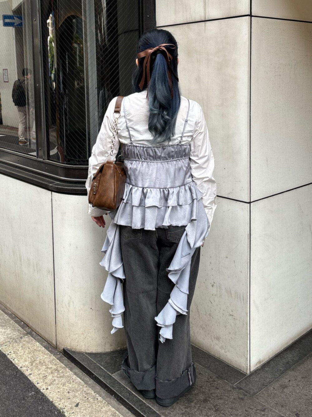 ホワイト系のシャツ/ブラウス、グレー系のキャミソール、ブラウン系のハンドバッグを着用したレディースの春コーディネートの3枚目の写真