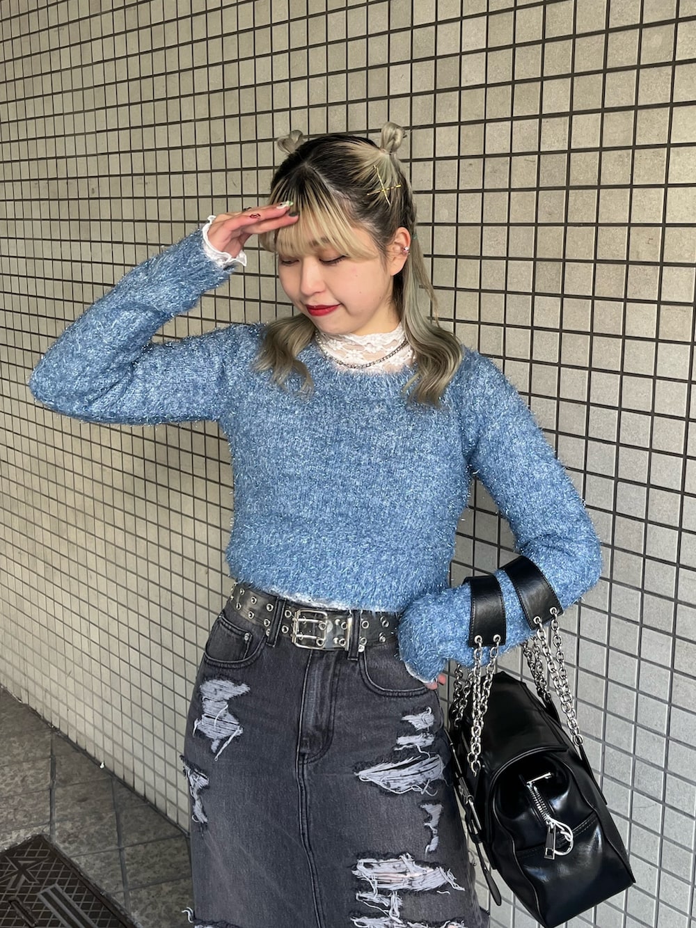 ホワイト系のTシャツ/カットソー、ブラック系のハンドバッグ、ブルー系のニット/セーターを着用したレディースの冬コーディネートの4枚目の写真