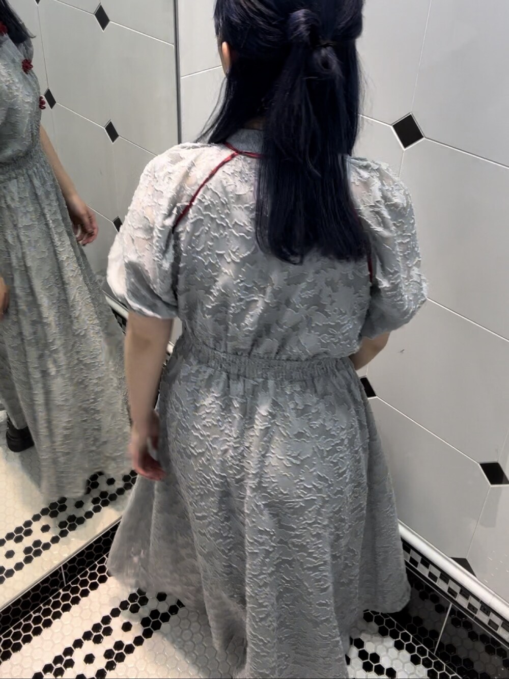 ブルー系のワンピースを着用したレディースの夏コーディネートの3枚目の写真