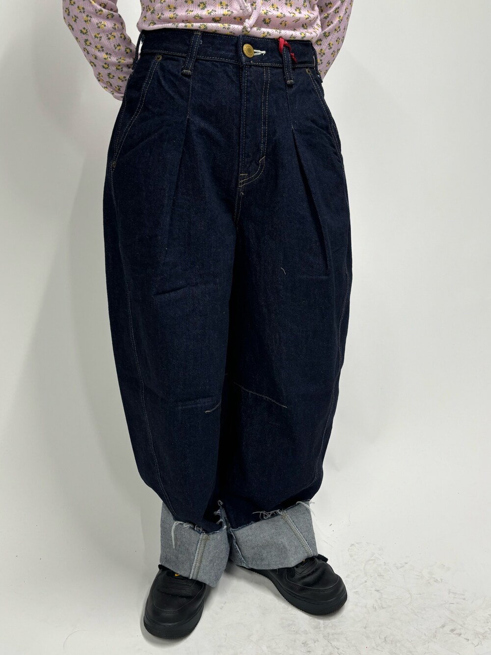 ブルー系のデニムパンツ、ピンク系のアンサンブルを着用したレディースの春コーディネートの7枚目の写真