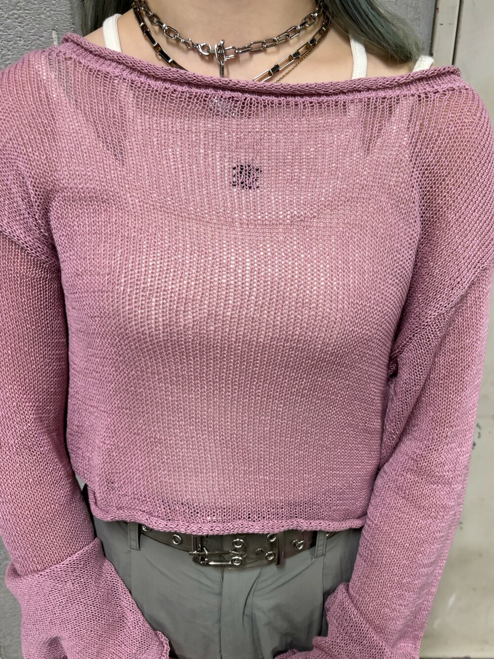 ホワイト系のバックパック/リュック、ホワイト系のキャミソール、グレー系のその他パンツを着用したレディースの春コーディネートの7枚目の写真